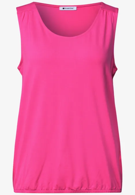 Un top sans manches rose vif avec encolure ronde.
