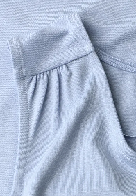 Top aus Jersey mit Elastiksaum cashmere blue Nahaufnahme eines hellblauen Oberteils mit gerafften Schulternähten und Rundhalsausschnitt.