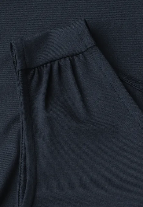 Top aus Jersey mit Elastiksaum shadowed navy Schwarze Sporthose mit seitlicher Tasche und elastischem Bund.