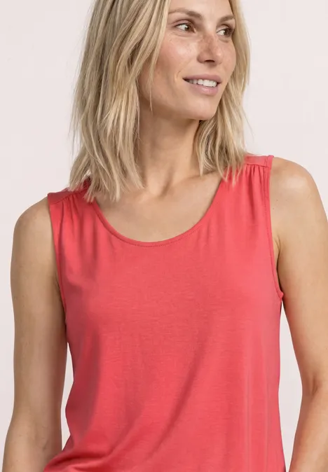 Top aus Jersey mit Elastiksaum sunset red Frau mit blonden Haaren trägt rotes ärmelloses Top.