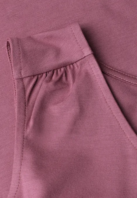Close-up van een lavendelkleurige stofzak met fijne naden en plooien.