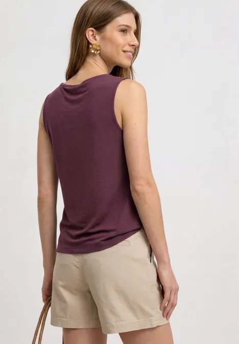 Silk-Look Top mit Wasserfall-Ausschnitt rustic rouge Frau von hinten in lila Top und beigen Shorts, hält eine Tasche in der Hand.