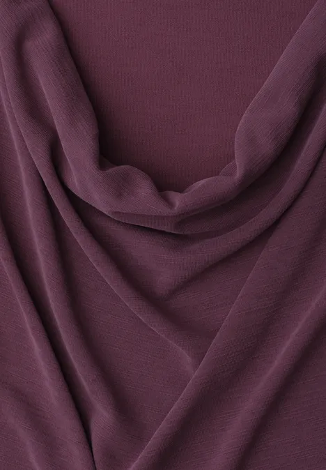 Silk-Look Top mit Wasserfall-Ausschnitt rustic rouge Nahaufnahme eines purpurfarbenen Stoffes mit weichen Falten.