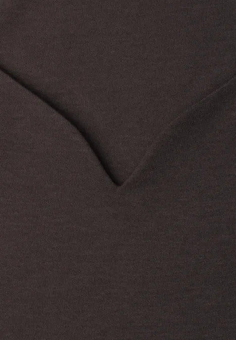 Gros plan d'un tissu brun foncé avec une couture en forme de V