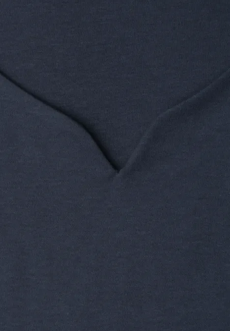 Basic Top mit Herzausschnitt shadowed navy Detailaufnahme eines dunkelblauen Stoffes mit V-förmiger Naht.
