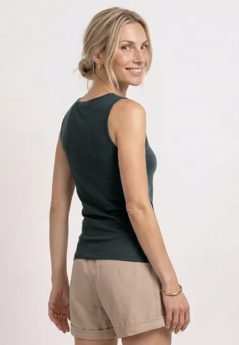 Basic Top mit Herzausschnitt deep bound green Eine Frau von hinten in schwarzem Top und beigen Shorts vor weißem Hintergrund.