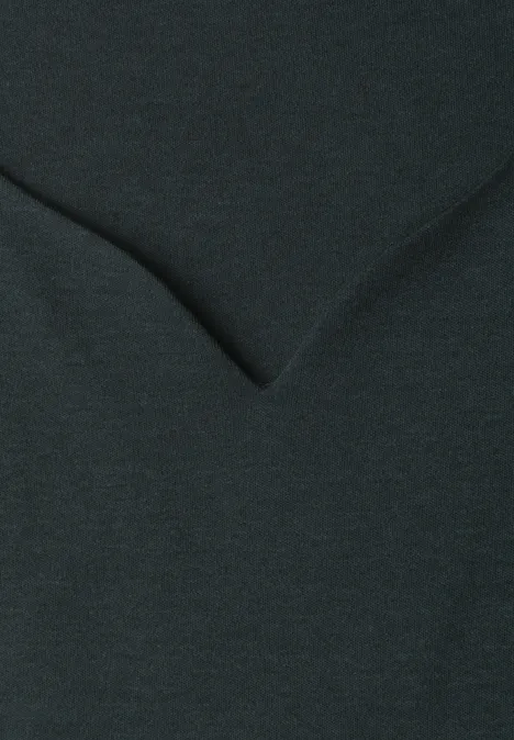 Basic Top mit Herzausschnitt deep bound green Nahaufnahme eines dunklen V-Ausschnitt-Shirts