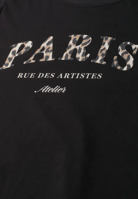 Schwarzes T-Shirt mit Schriftzug "PARIS" in Leopardenmuster und weißem Text "Rue des Artistes Atelier"