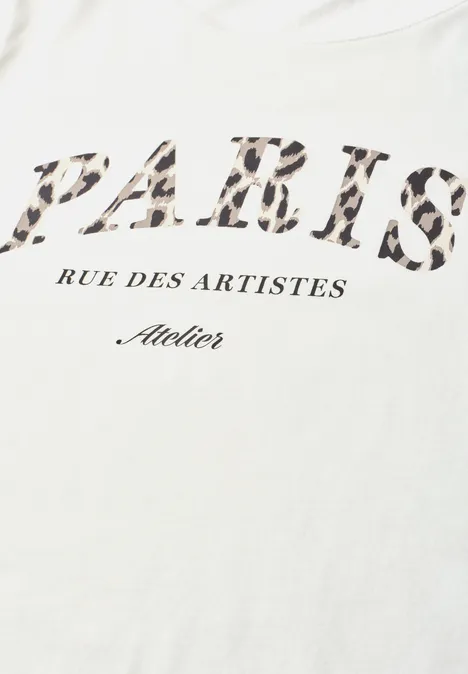 Weiße Bluse mit dem Schriftzug 'PARIS' in Leopardenmuster und 'Rue des Artistes Atelier' darunter.