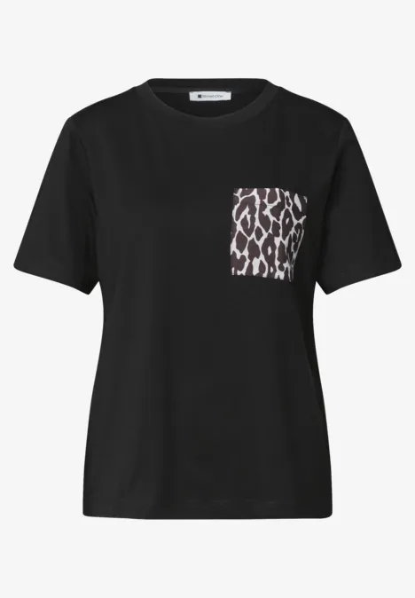Schwarzes T-Shirt mit Leopardentasche auf der Brust.