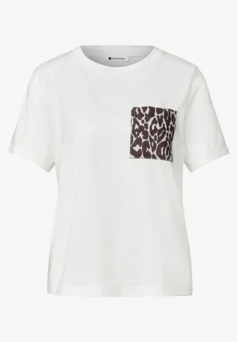 Weißes T-Shirt mit Rundhalsausschnitt und Tasche mit Leopardenmuster.