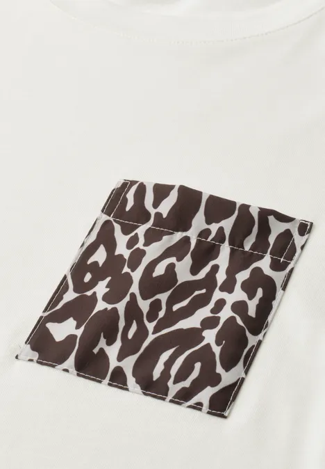 Weißes T-Shirt mit aufgesetzter schwarz-weißer Leopardenmuster-Tasche