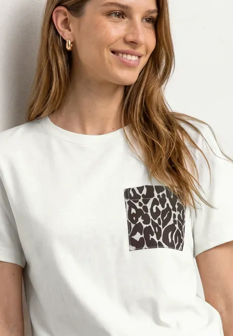 Shirt met ronde hals en borstzak off white Vrouw draagt wit t-shirt met borstzak in zwart-wit luipaardpatroon.