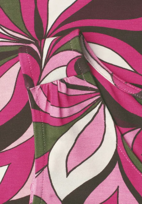 Top mit V-Neck und Elastiksaum magenta dream Buntes abstraktes Muster aus geschwungenen Blattformen in Pink, Weiß, Olivgrün und Schwarz.