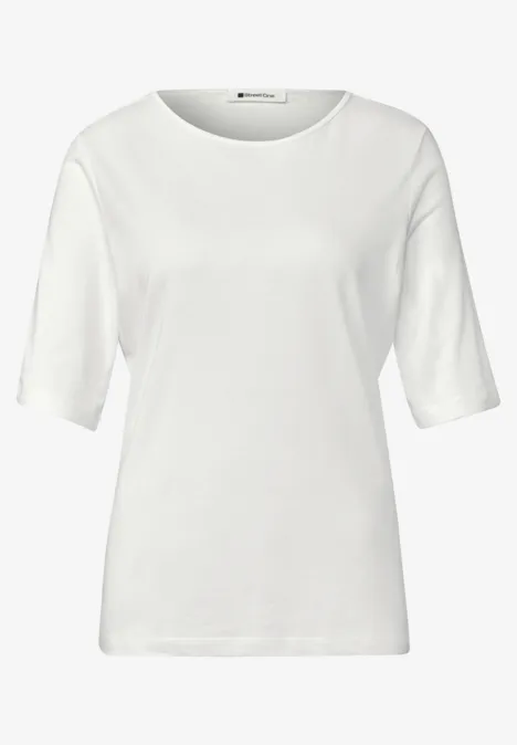 Eenvoudig wit T-shirt met halve mouwen tegen witte achtergrond.