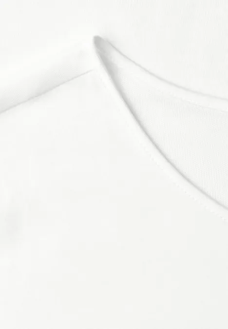 Close-up van een witte T-shirthals met zichtbare naad