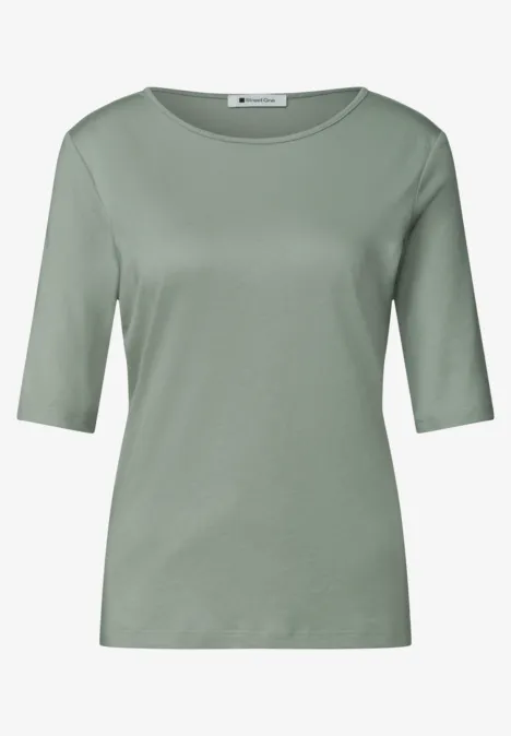 Een eenvoudig lichtgroen T-shirt met halflange mouwen en een ronde hals.