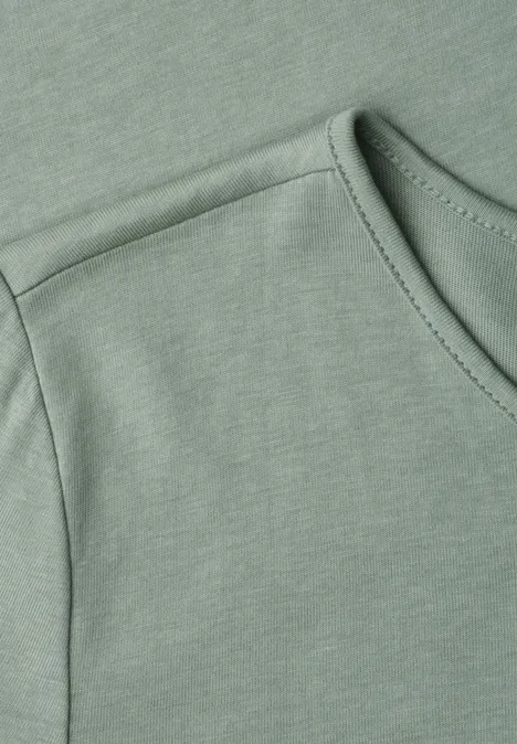 Saliegroen T-shirt met ronde hals en subtiele schoudernaad.