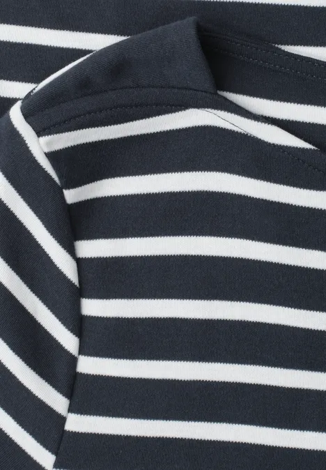 Ein dunkelblau-weiß gestreiftes T-Shirt aus Baumwollstoff, locker gefaltet.