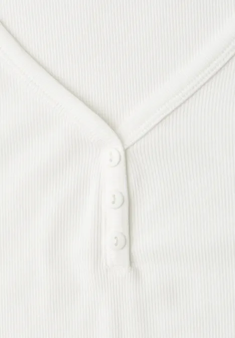 Witte ribgebreide top met V-hals en drie kleine knopen
