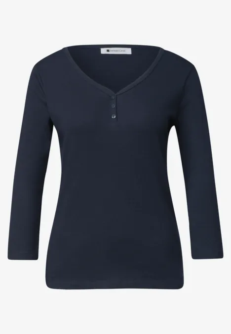 Getailleerd donkerblauw damesshirt met driekwartmouwen, V-hals en knoopsluiting.