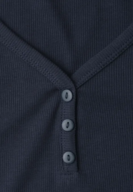 Donkerblauw geribd shirt met V-hals en drie knopen