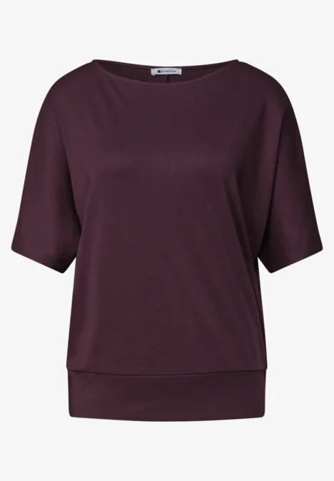Basic Shirt mit Boat Neck und Elastikbund rustic rouge Ein schlichtes, tailliertes Damen-Shirt in dunklem Lila mit halblangen Ärmeln und breitem Bund.