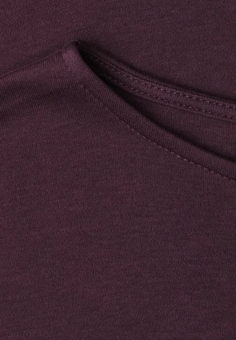 Basic Shirt mit Boat Neck und Elastikbund rustic rouge Nahaufnahme eines plumafarbenen T-Shirts mit rundem Kragen und weichem Jersey-Stoff