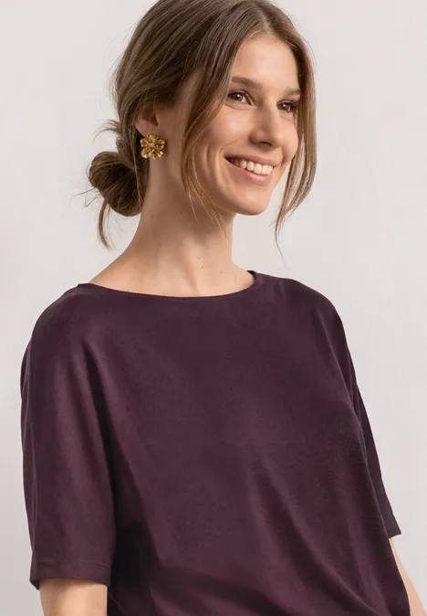 Basic Shirt mit Boat Neck und Elastikbund rustic rouge Frau mit hochgestecktem Haar trägt schlichtes lila Kurzarmshirt und goldenen Ohrschmuck.