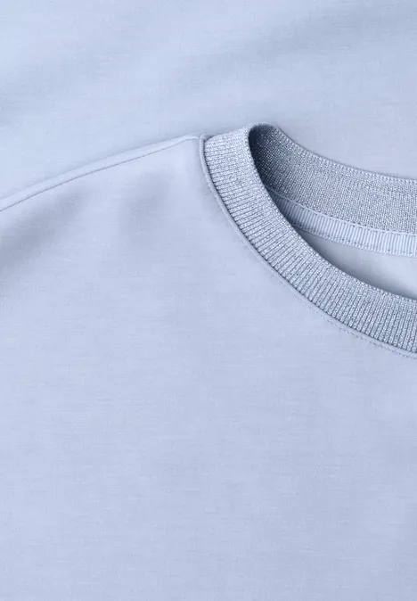 Nahaufnahme eines hellblauen T-Shirts mit rundem Halsausschnitt