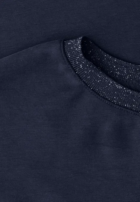 T-shirt avec un aspect soyeux à col rond darkest blue Gros plan sur un sweat bleu marine à col côtelé pailleté