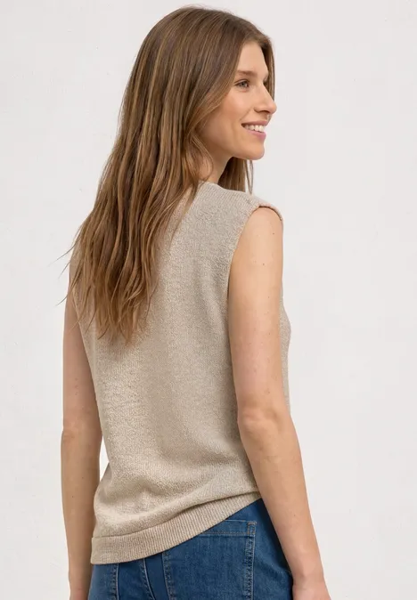 Top mit Rundhals und Glitzer clay sand Frau von hinten in beige ärmellosem Pullover und blauer Jeans, lange braune Haare, weißer Hintergrund.