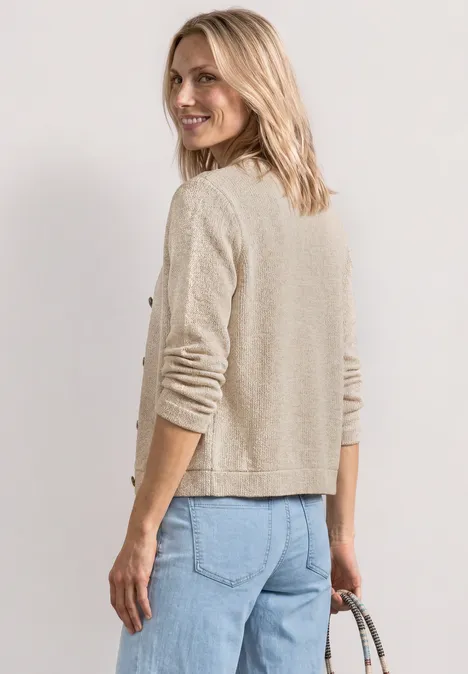 Langarm Jacke im Strick-Look mit Glitzer clay sand Frau von hinten in beigem Strickjäckchen und blauen Jeans, die eine Handtasche hält.