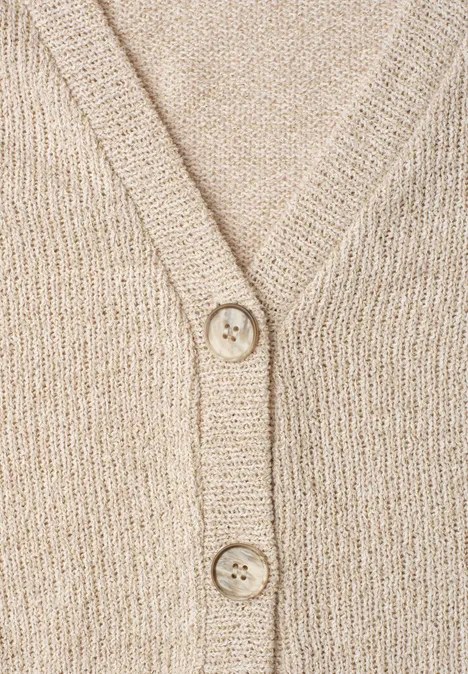 Langarm Jacke im Strick-Look mit Glitzer clay sand Nahaufnahme eines beigen, grob gestrickten Cardigans mit V-Ausschnitt und zwei Knöpfen.