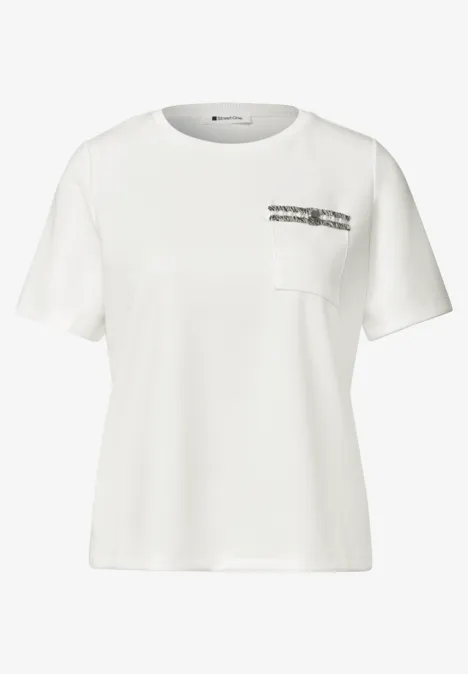 Wit T-shirt met korte mouwen, borstzak en subtiele zwarte tekst op de voorzijde.