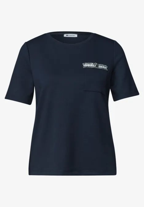 Navyblaues T-Shirt mit kurzen Ärmeln, Rundhalsausschnitt und kleiner Brusttasche.