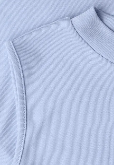 Top in Silk-Look met col whispery blue Mouwloos geribbeld topje in lichtblauw met hoge kraag.