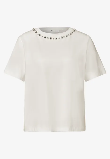 Weißes Kurzarmshirt mit Rundhalsausschnitt und zarten Perlen-/Nieten-Verzierungen am Kragen.