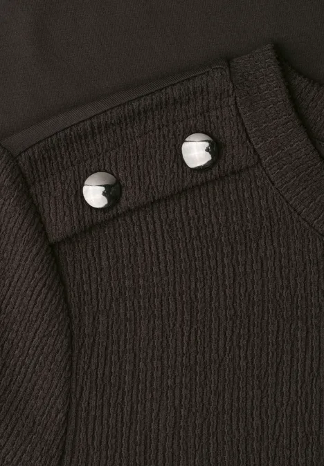 T-Shirt mit Rundhals und Knopfdeatils black coffee Nahaufnahme eines schwarz strukturierten Kleidungsstücks mit zwei silbernen Druckknöpfen.