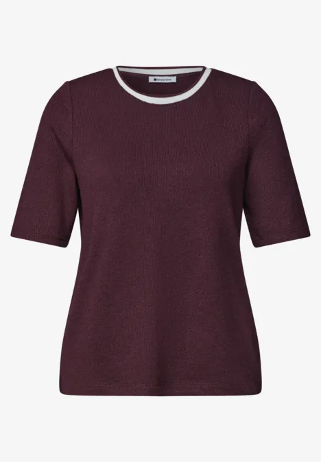 Effen paars kort shirt met ronde hals en korte mouwen.
