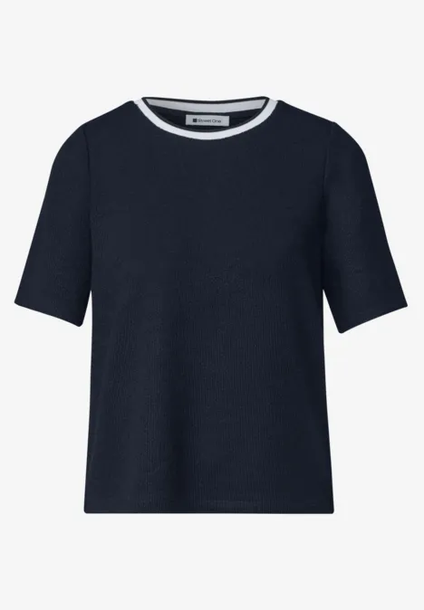Zwart T-shirt met korte mouwen en een ronde hals met witte contrastbies.