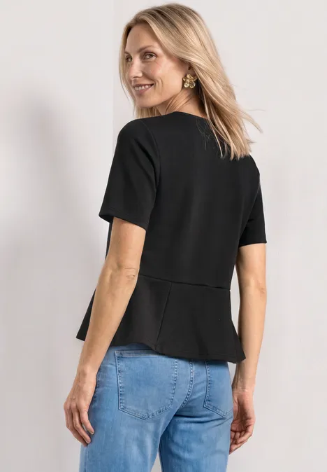 T-Shirt mit Rundhals und Volant-Detail Black Frau von hinten in schwarzem, figurbetontem Shirt mit kurzen Ärmeln und Jeans.