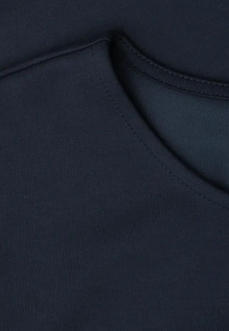 Shirt met ronde hals en volantdetail darkest blue Close-up van de donkerblauwe ronde hals met nette stiksels en gladde stof.