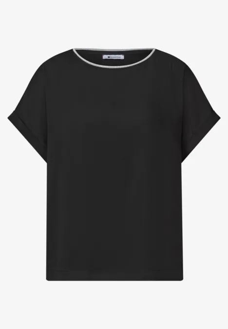 2-in-1 Shirt aus Chiffon mit Boat Neck Black Schwarzes kurzärmeliges T-Shirt mit Rundhalsausschnitt vor weißem Hintergrund.
