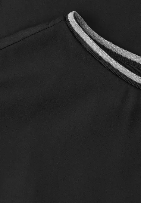 2-in-1 Shirt aus Chiffon mit Boat Neck Black Nahaufnahme eines schwarzen Kleidungsstücks mit grauem und weißem Streifendetail am Kragen