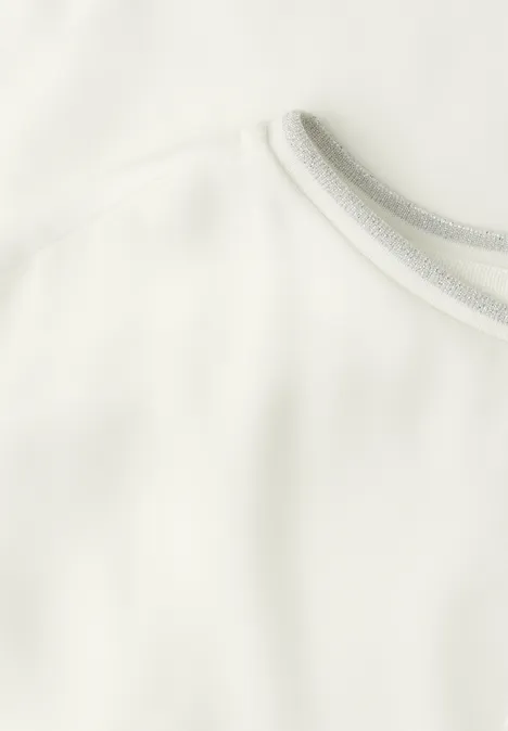 2-in-1 Shirt aus Chiffon mit Boat Neck off white Nahaufnahme eines weißen Stoffes mit grauen Saum-Details.