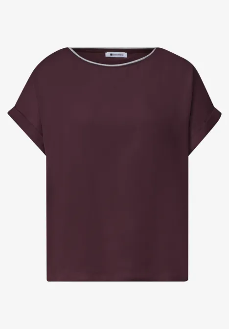 Weit geschnittenes Kurzarmshirt mit Rundhalsausschnitt in kräftigem Pflaumenton.