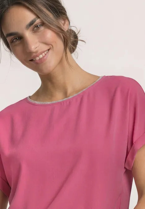 2-in-1 Shirt aus Chiffon mit Boat Neck blush berry Eine lächelnde Frau in einem pinken Oberteil vor hellem Hintergrund.