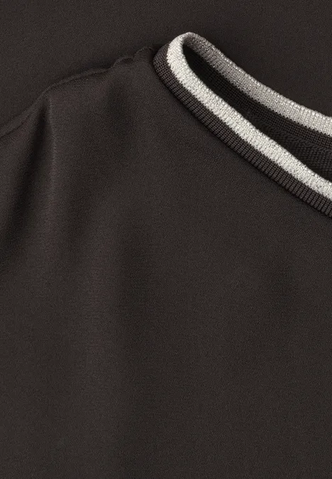 2-in-1 Shirt aus Chiffon mit Boat Neck black coffee Nahaufnahme eines schwarzen Sweatshirt-Kragens mit weißen und grauen Streifen.