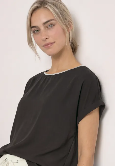 2-in-1 Shirt aus Chiffon mit Boat Neck black coffee Junge Frau mit hellem Teint in schwarzem Kurzarmshirt vor hellem Hintergrund.